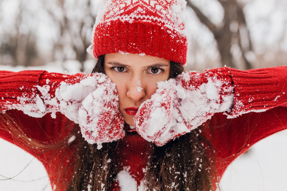 Sieviete ziemā ar aizsargātu ādu – dabiskas rūpes pret aukstumu un sausu gaisu.